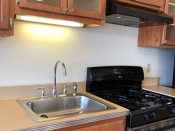 4th image of 165 Main St APT B