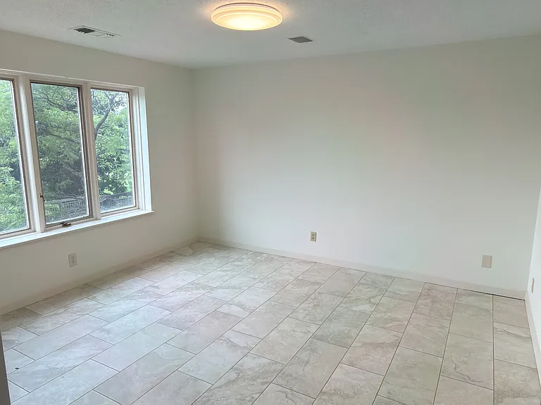 Chelsea Condos — Photo 30
