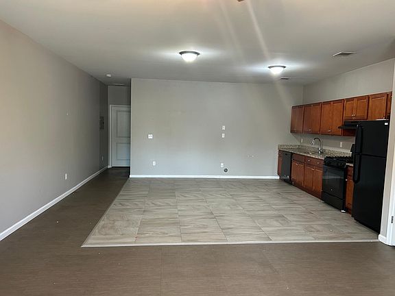 3rd image of 132 William St #D