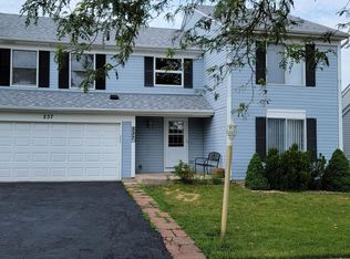 237 Iris Dr, Streamwood, IL