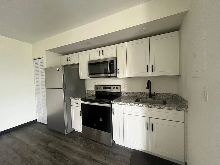 467 NW 8th St — Photo 8