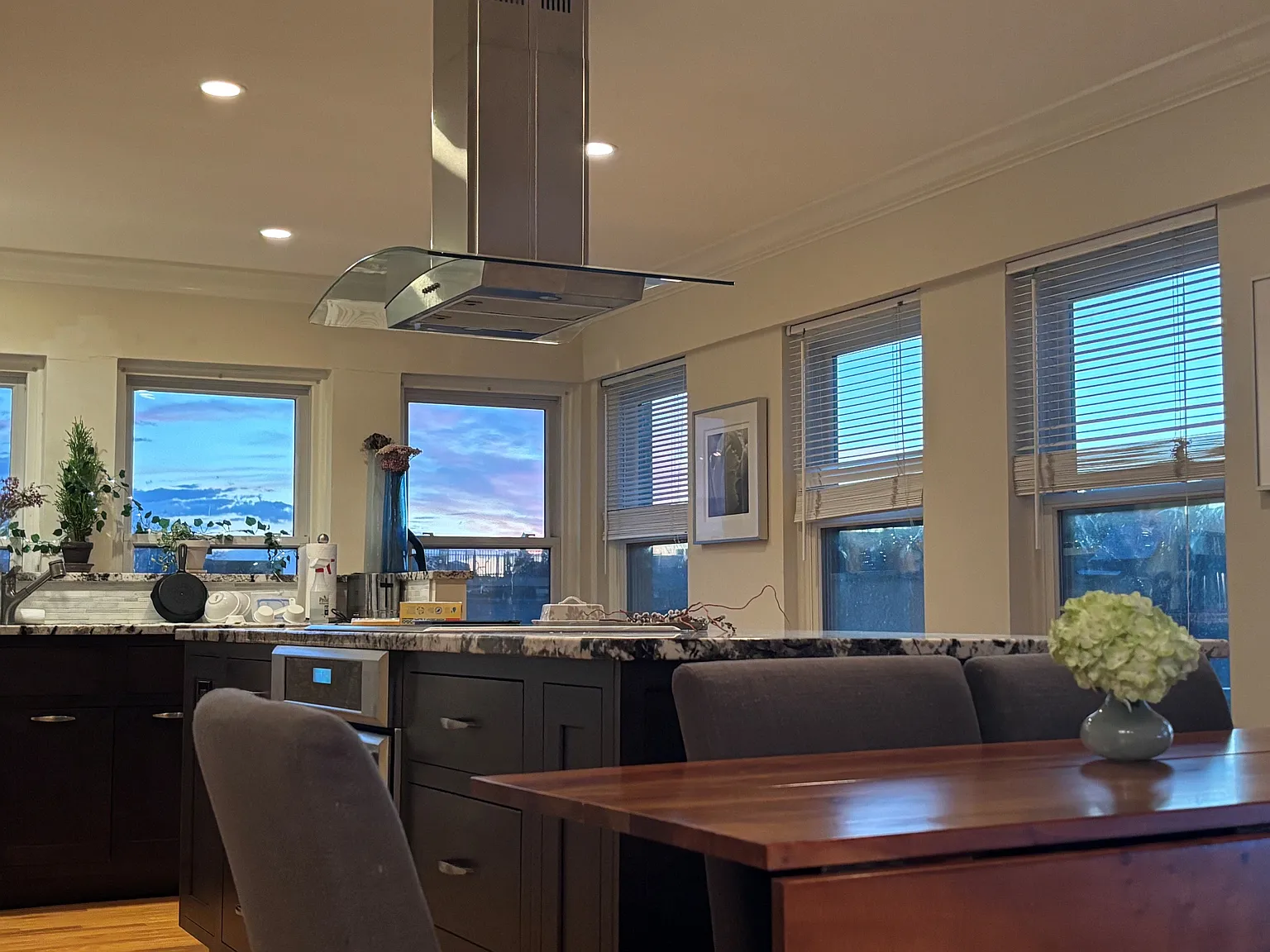 2 bed, 1.5 bath, 969 sqft, $8,800 — Photo 4