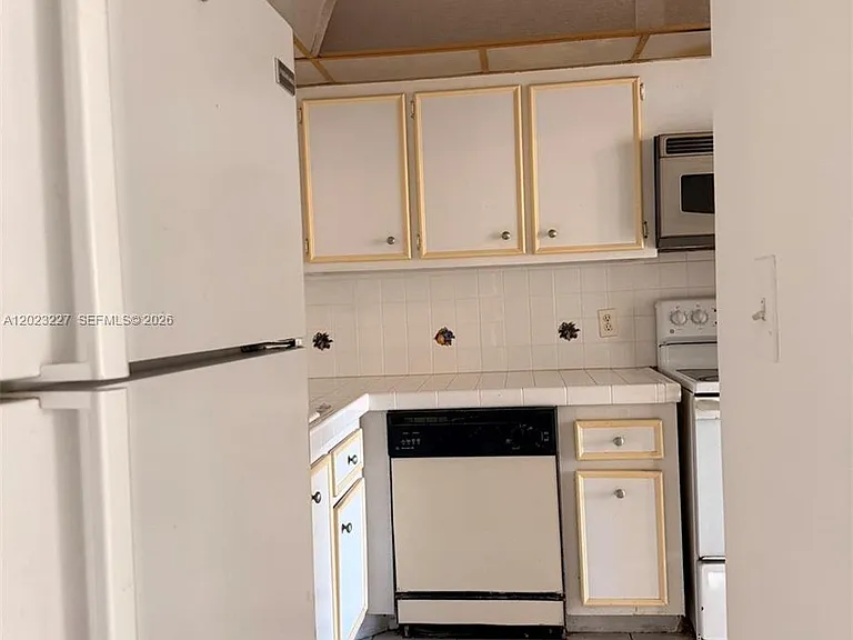 2025 NE 164th St #706 — Photo 3
