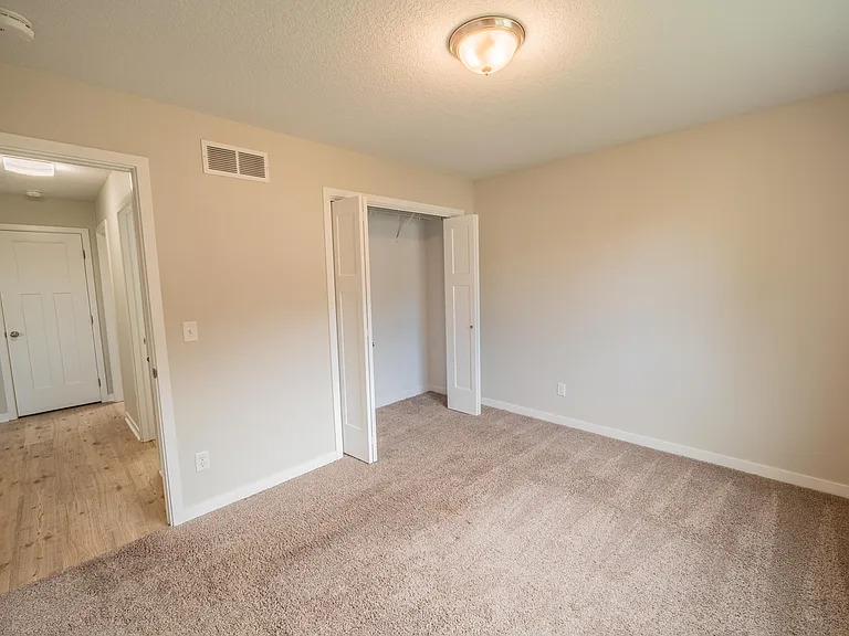 311 E Diehl Ave — Photo 10
