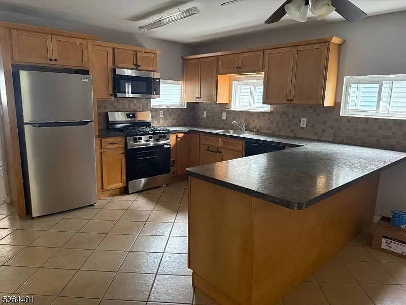2 bed, 1.0 bath, $2,350 — Photo 4