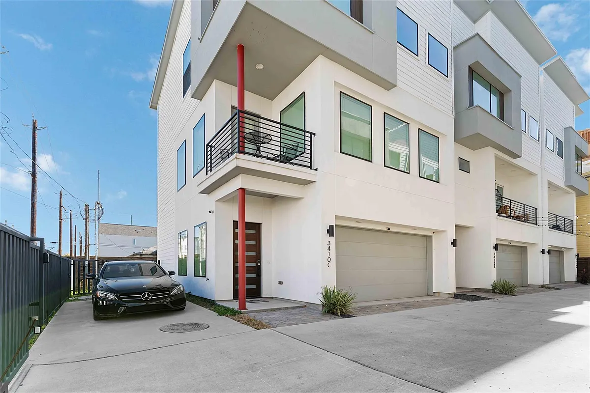 Building Photo - 3410 Baer St #C