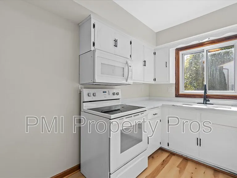 8148 S 88th St — Photo 11
