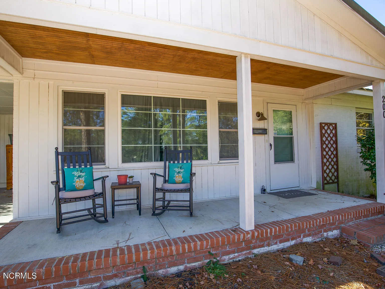 3 bed, 1.5 bath, 1200 sqft, $2,100 — Photo 2