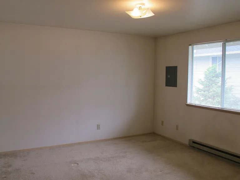 950 SE Ireland St — Photo 6