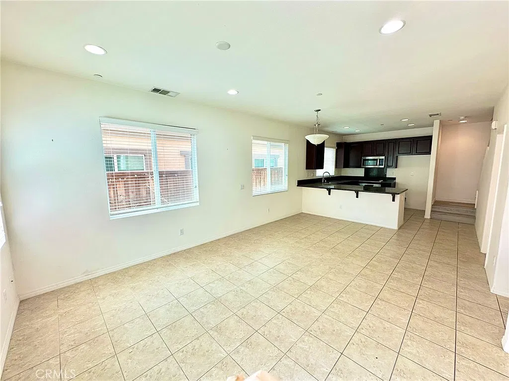 3 bed, 2.5 bath, 1857 sqft, $3,400 — Photo 2