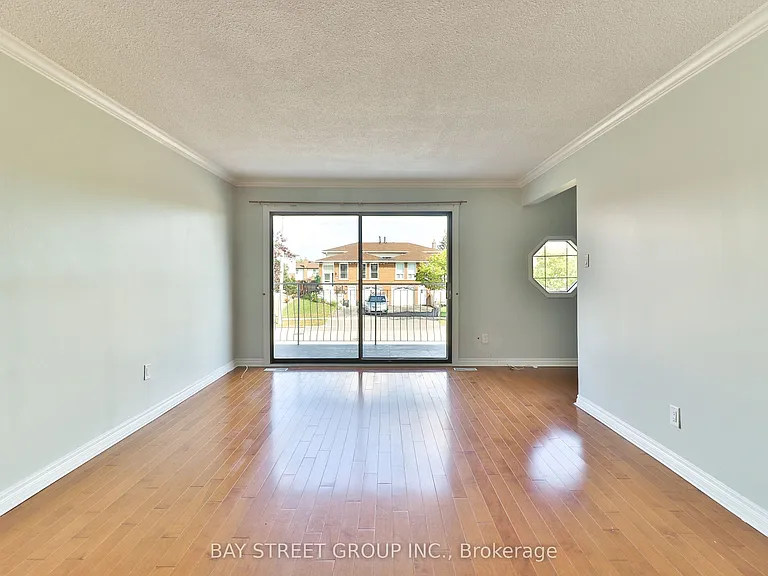 489 Fergo Ave #UPPER — Photo 11