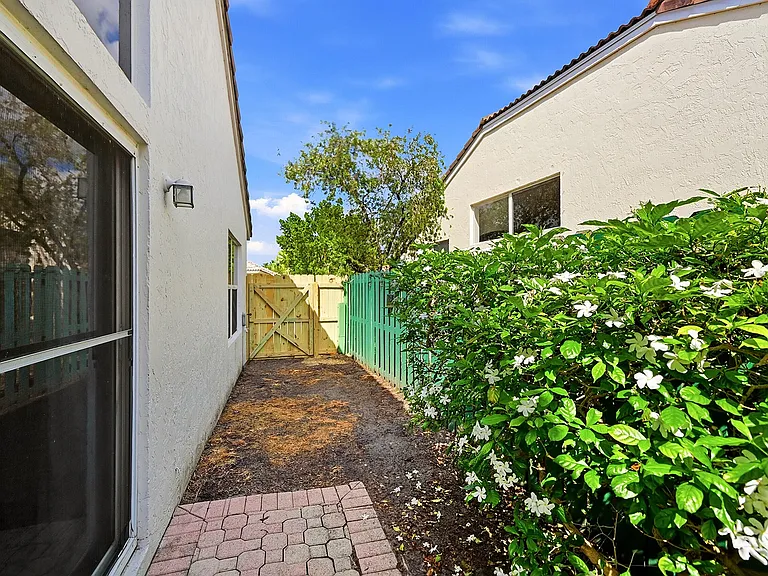 1852 Capeside Cir — Photo 30