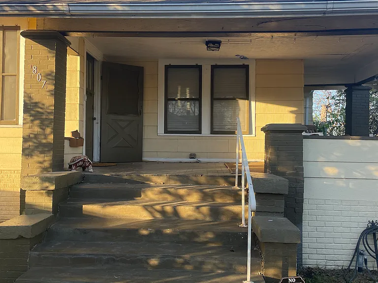 807 W Agarita Ave — Photo 11