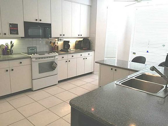 3rd image of 5334 SW 34th Ter