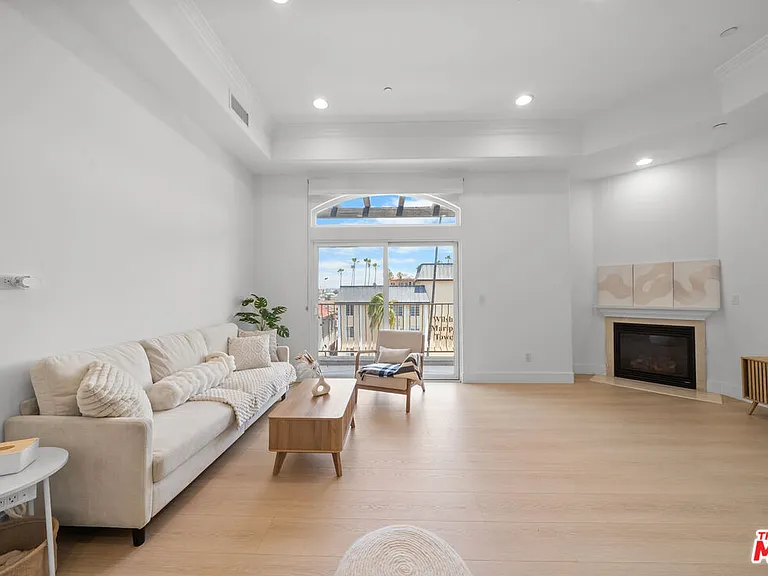 309 S Mariposa Ave #301 — Photo 1
