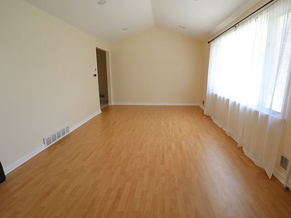 4th image of 74 Meyerhill Cir E