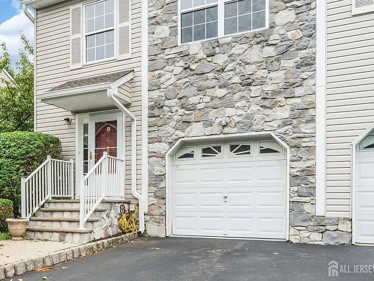 8 Edith Dr — Photo 2