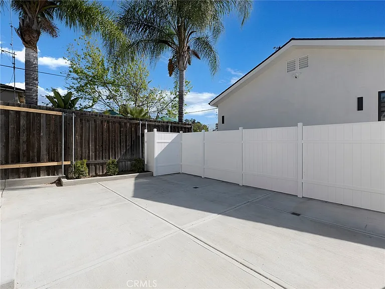 2108 N Pass Ave — Photo 26