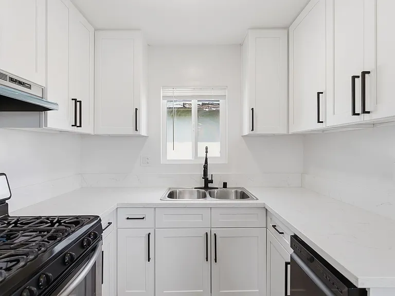 7305 Variel Avenue — Photo 14