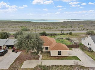 112 Lakeview Trce, Three Rivers, TX 78071