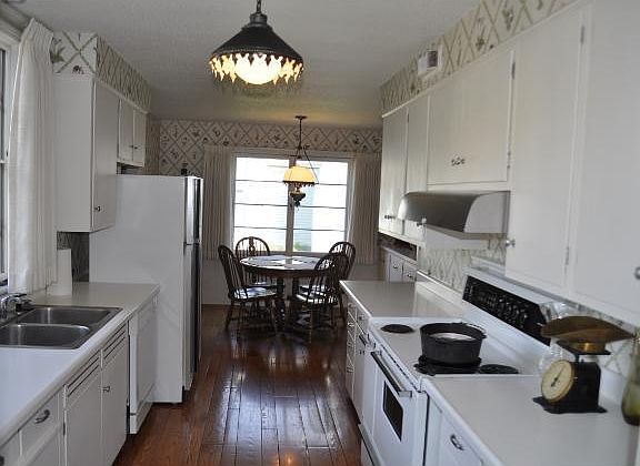 2nd image of 709 Pine St W