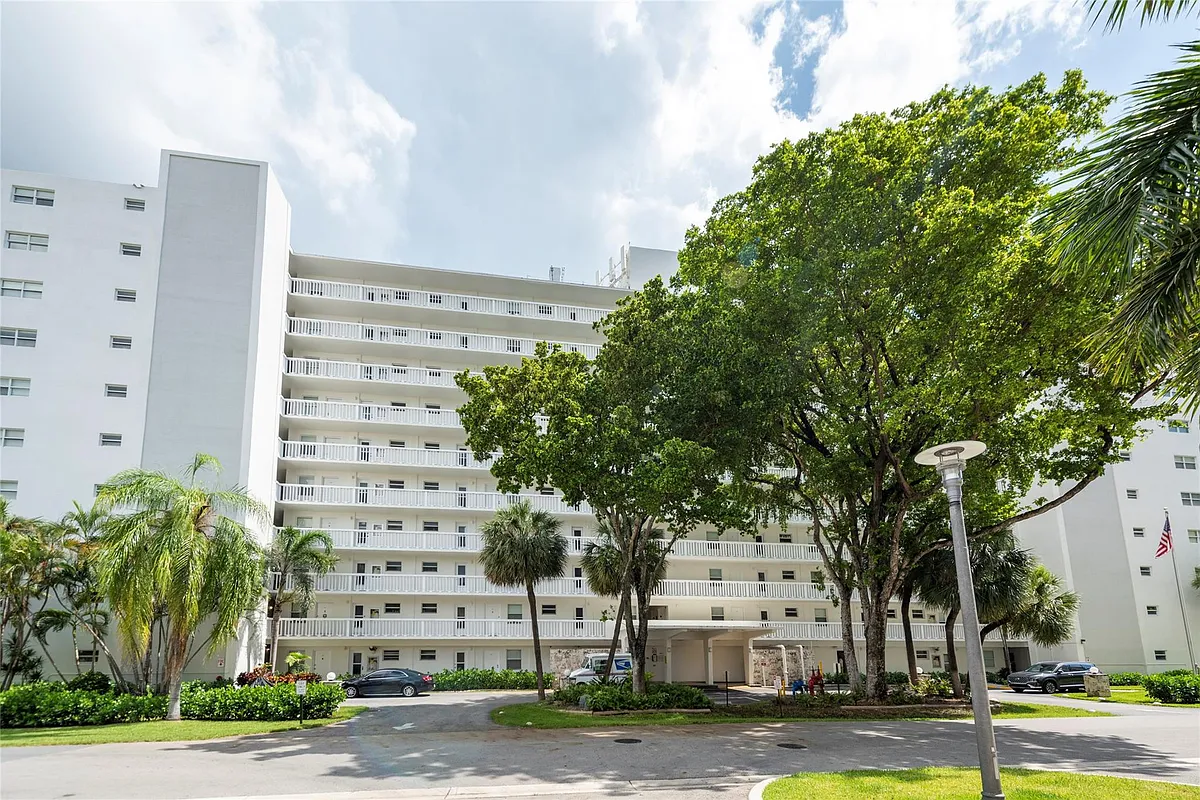 Photo 2 of 21 - 2555 NE 11th St #302 - Fort Lauderdale, FL Building Photo - 2555 NE 11th St #302