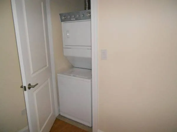 N Eastlake Ter — Photo 8