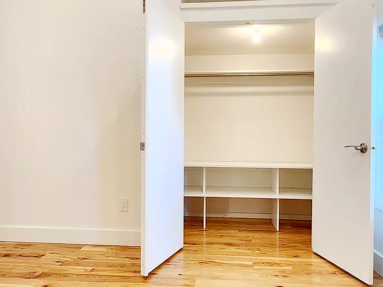 2200 W 32nd St — Photo 12