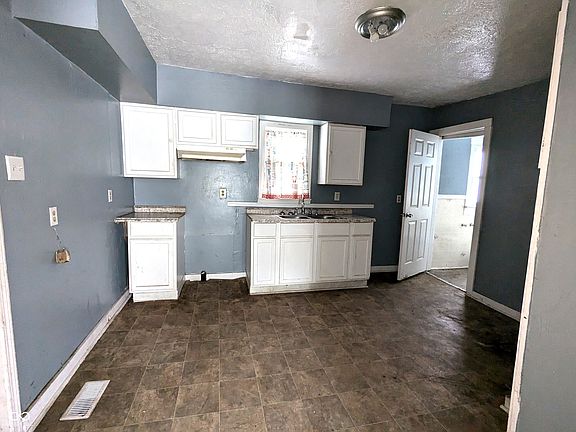 3rd image of 3050 N Gladstone Ave