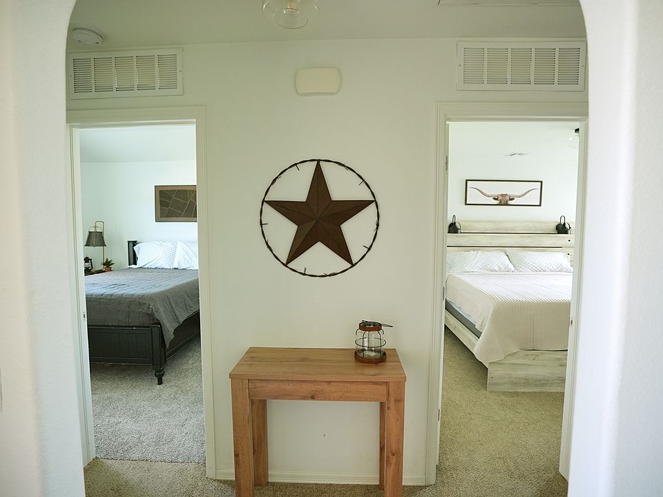 Queen bed on the left, King bed on the right.