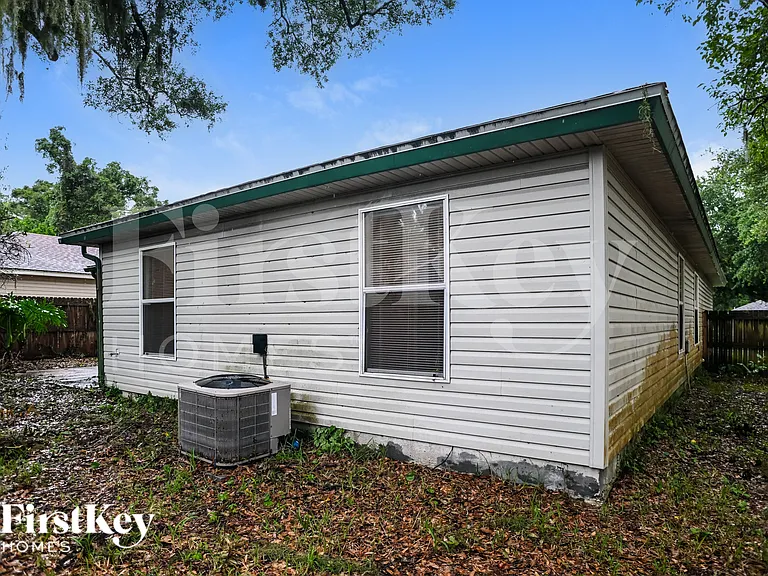 2137 Featherwood Dr W — Photo 18