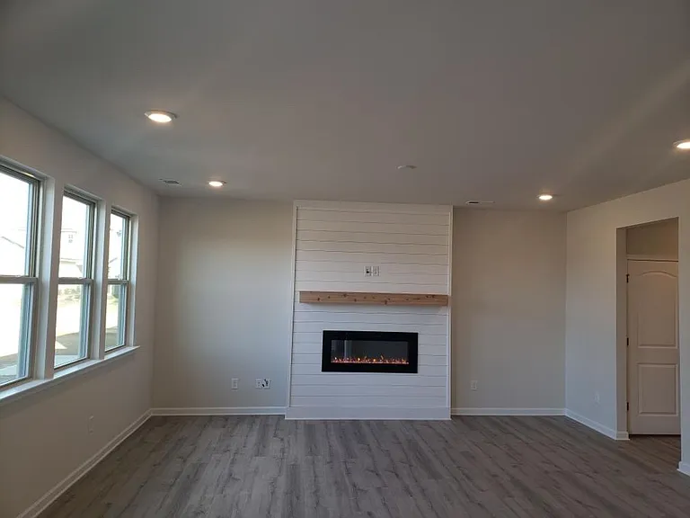 1004 Maylen Trce — Photo 2