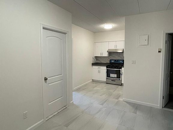 3rd image of 14913 Barclay Ave APT 3A