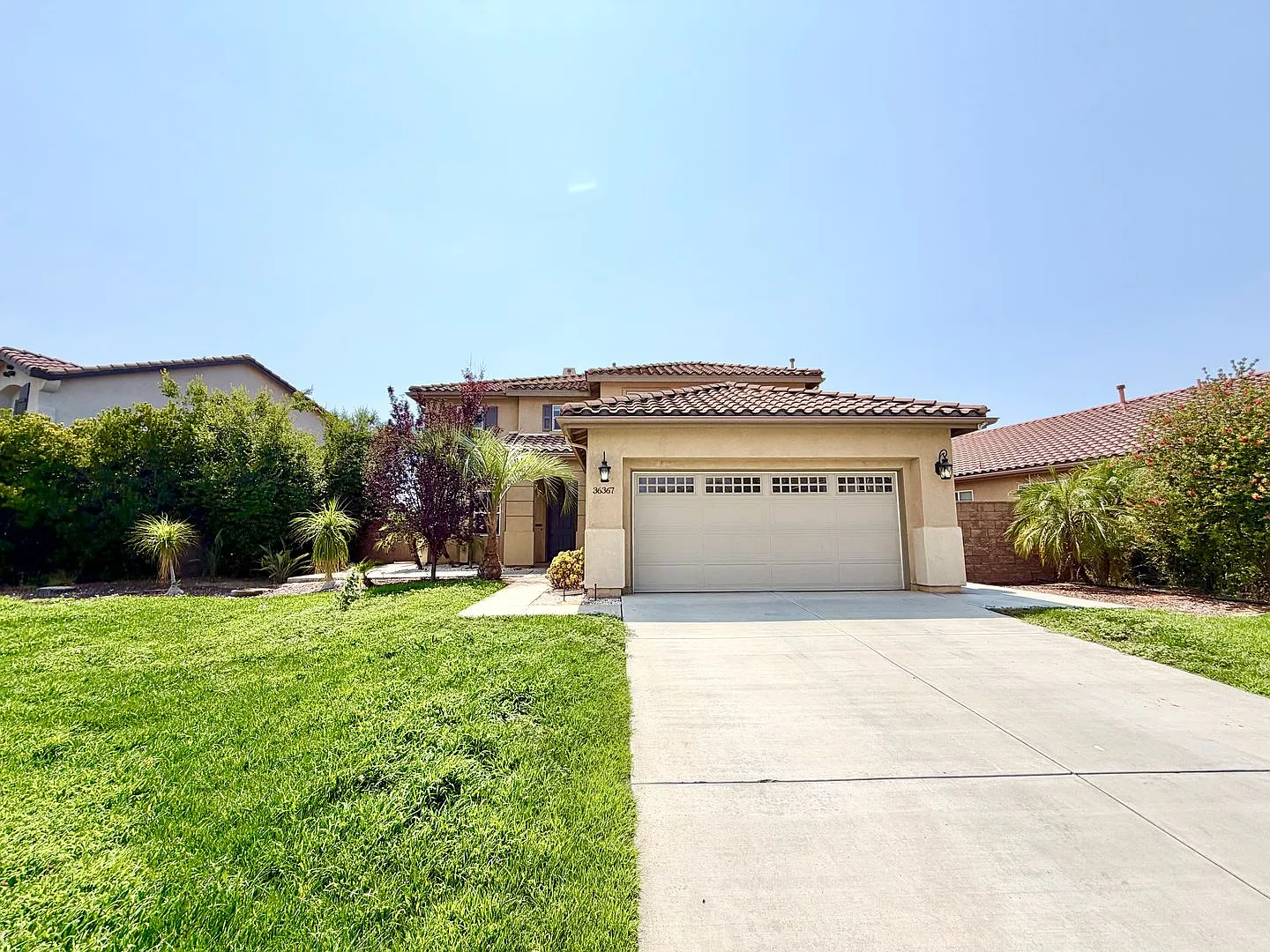Spacious 5 Bedroom Home with Loft, Private Balcony & Large Back Yard — Photo 1