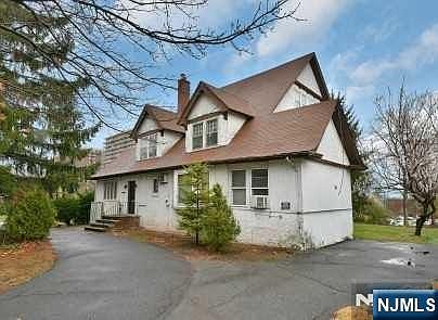 4th image of 110 Summit Avenue