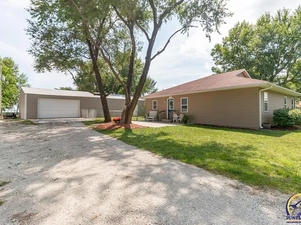 117 W 2nd St, Hoyt, KS 66440