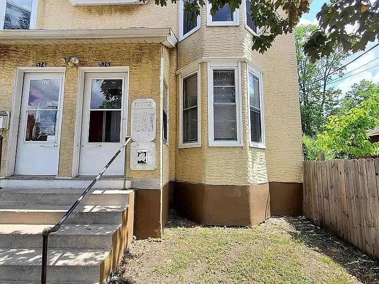 576 Bay St — Photo 16