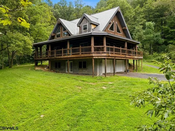 95 Victoria St, Lost Creek, WV 26385