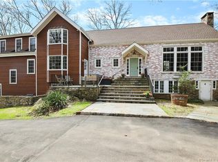 82 Erskine Rd, Stamford, CT 06903