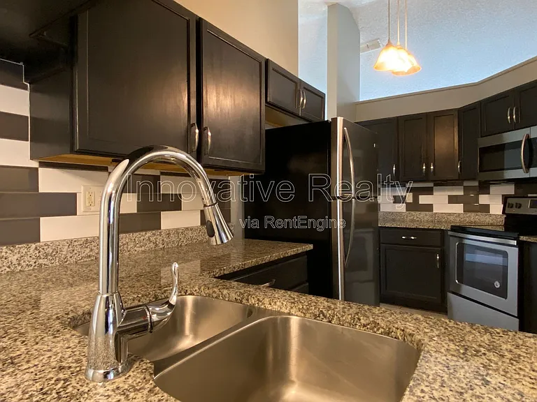 1025 Derbyshire Dr — Photo 8