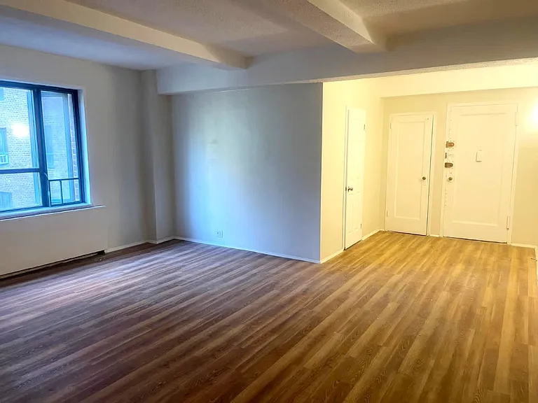 89 Metropolitan Oval #2G — Photo 2