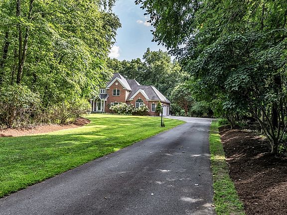 4th image of 52 Goodnow Ln