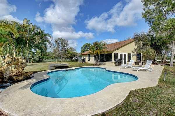 Home For Sale In Loxahatchee