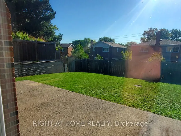 2406 Poplar Cres — Photo 26