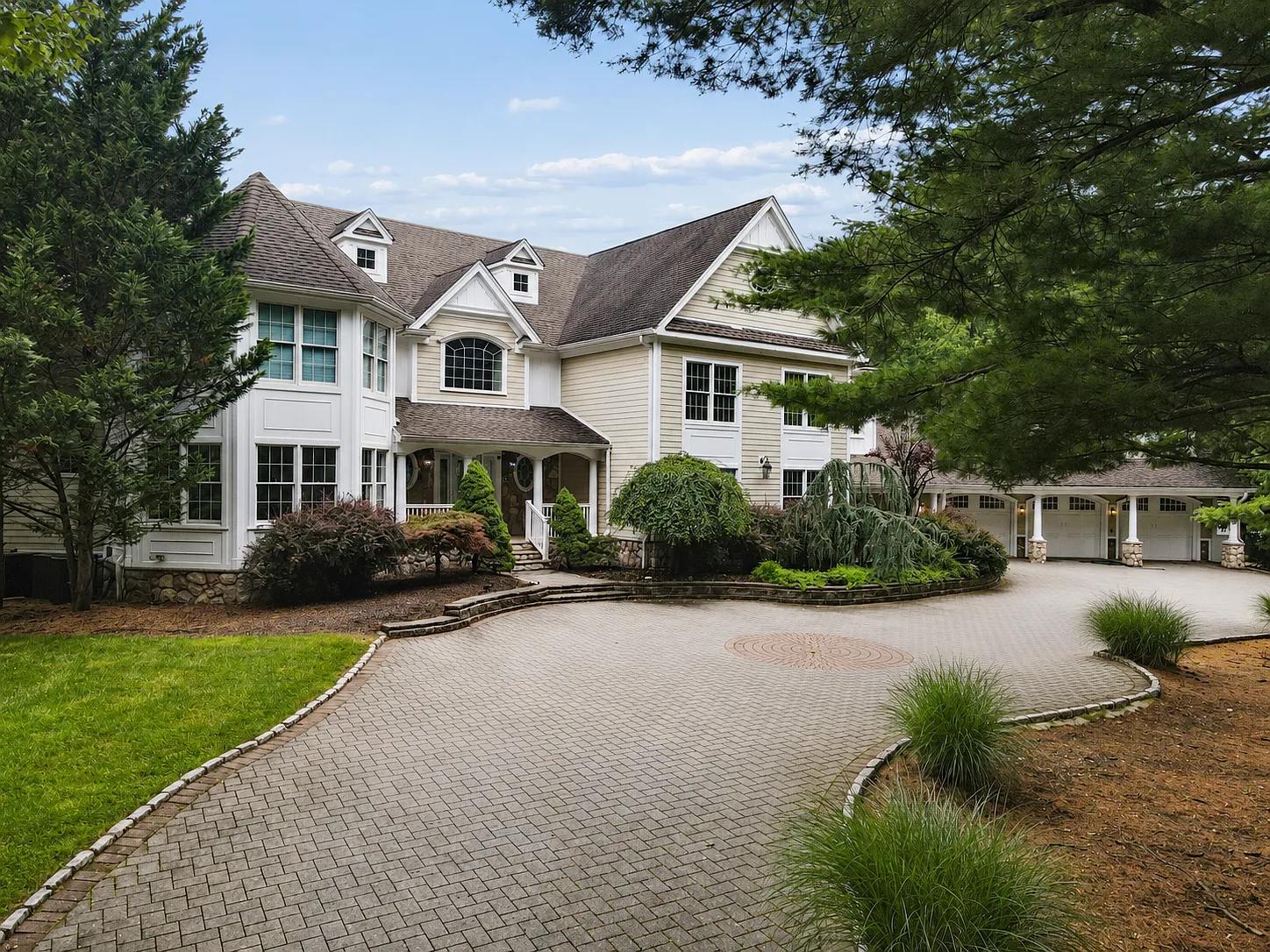8 bed, 7400 sqft, $12,500 — Photo 2