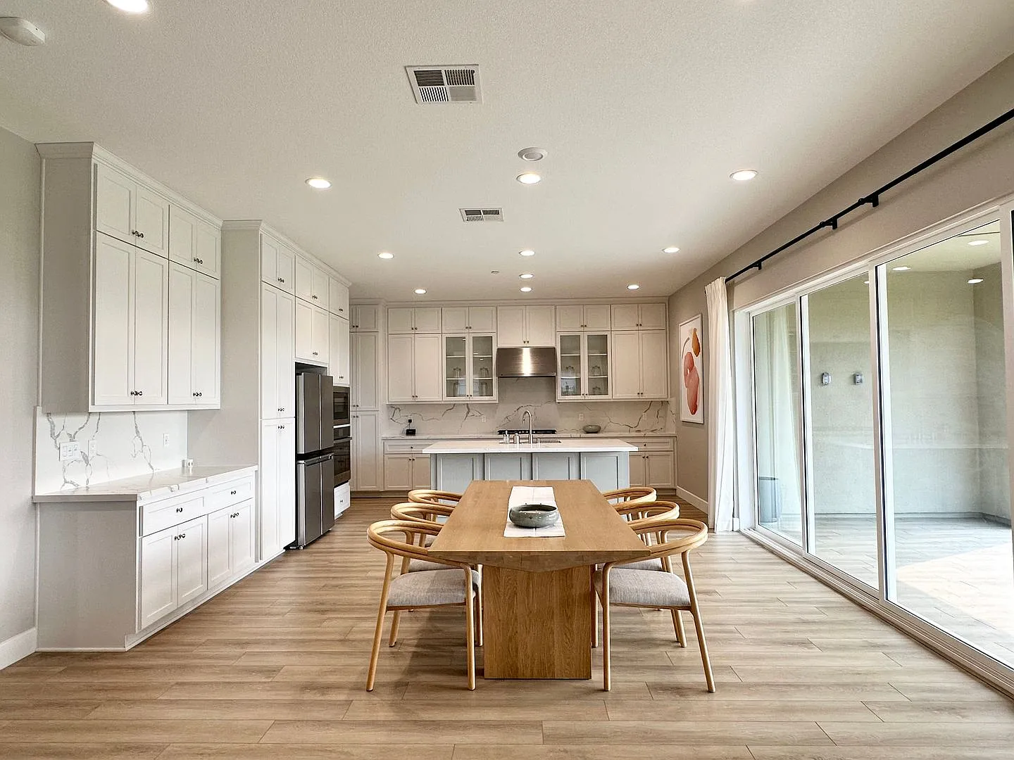 Gorgeous Custom 5 Bedroom 4 Bath Home in Brentwood Gated Community. — Photo 4