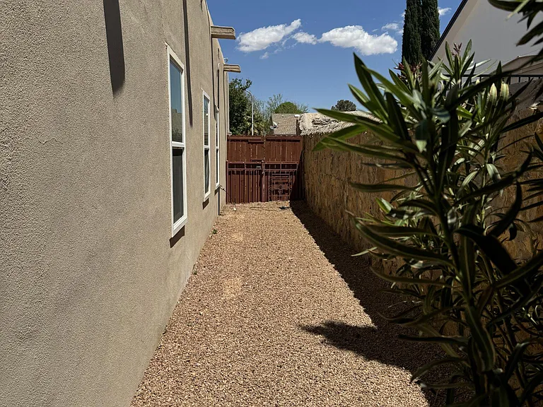 2651 Sunset Pl — Photo 23