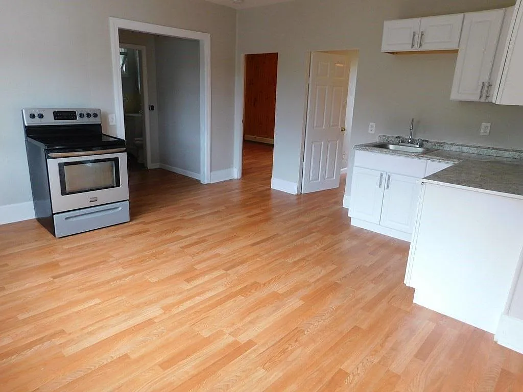 951 Rodman St — Photo 4