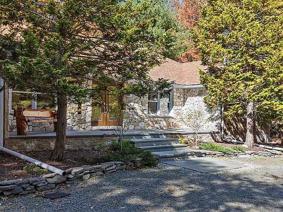 2nd image of 125 Rimstone Ct