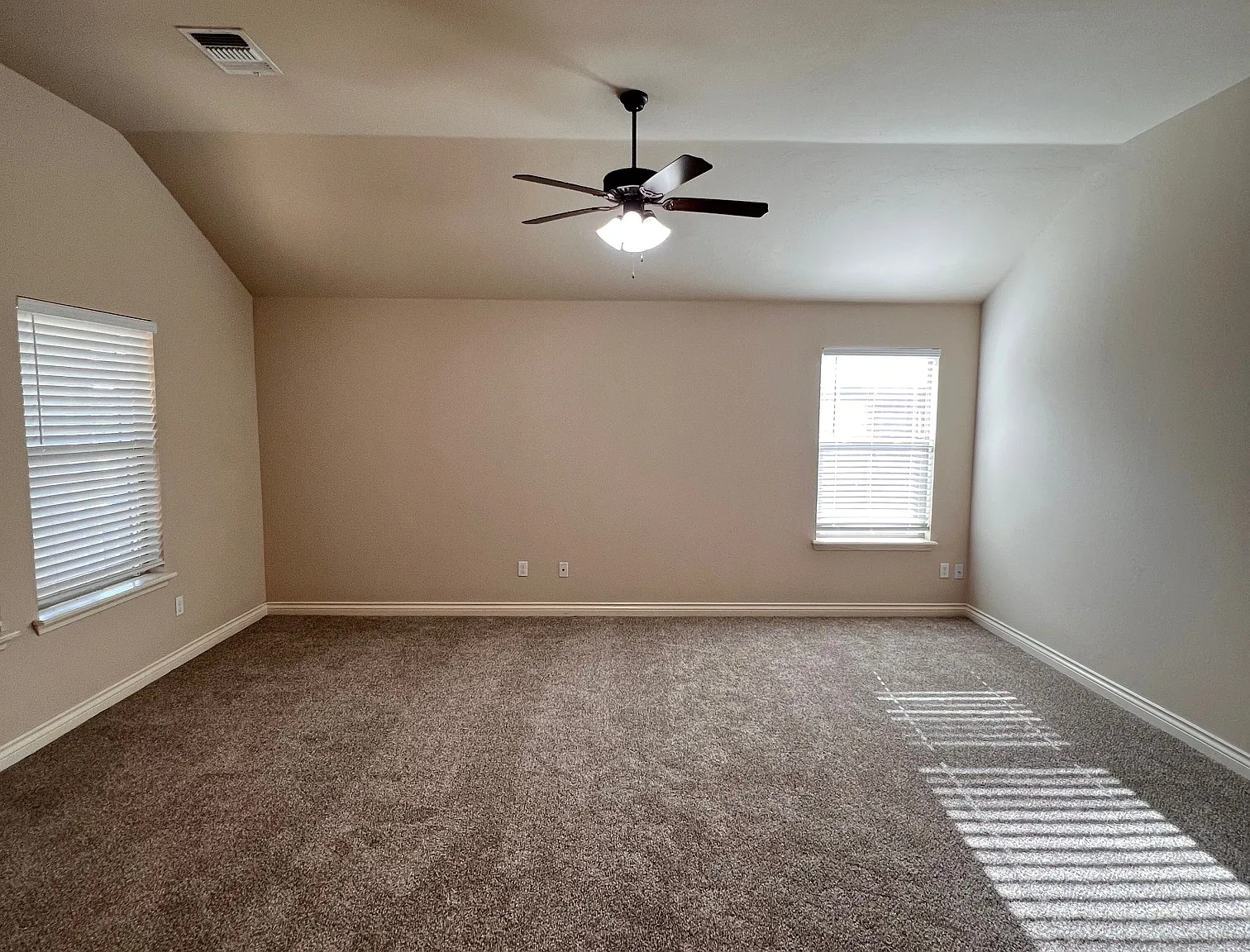 3 bed, 1489 sqft, $1,900 — Photo 2